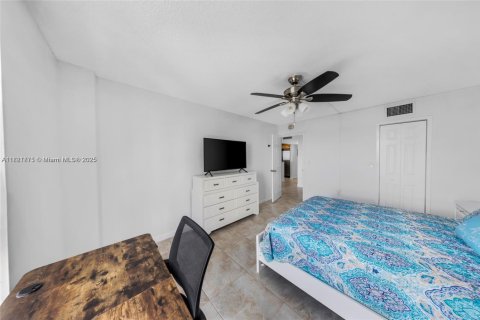 Condo in North Bay Village, Florida, 1 bedroom  № 1784155 - photo 18