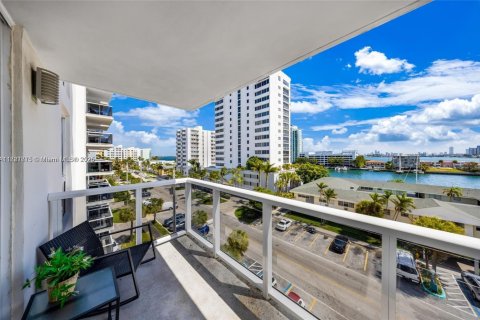 Condo in North Bay Village, Florida, 1 bedroom  № 1784155 - photo 26