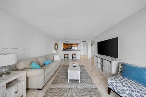 Condo in North Bay Village, Florida, 1 bedroom  № 1784155 - photo 9