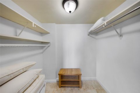 Condo in North Bay Village, Florida, 1 bedroom  № 1784155 - photo 22