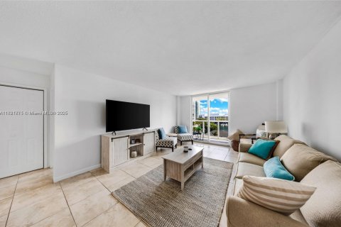 Condo in North Bay Village, Florida, 1 bedroom  № 1784155 - photo 12