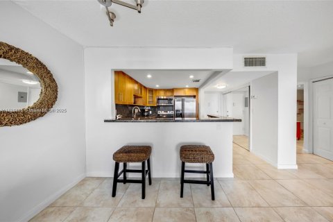 Condo in North Bay Village, Florida, 1 bedroom  № 1784155 - photo 16