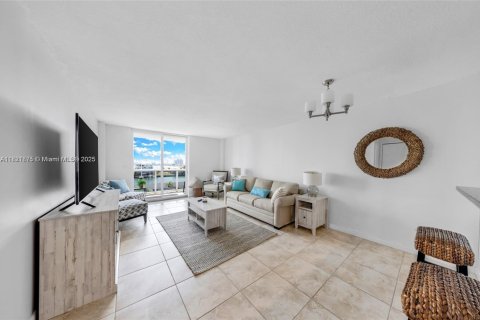 Condo in North Bay Village, Florida, 1 bedroom  № 1784155 - photo 11
