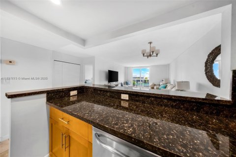 Condo in North Bay Village, Florida, 1 bedroom  № 1784155 - photo 15