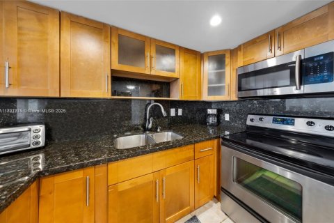 Condo in North Bay Village, Florida, 1 bedroom  № 1784155 - photo 14