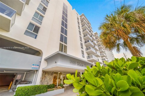 Condo in North Bay Village, Florida, 1 bedroom  № 1784155 - photo 3