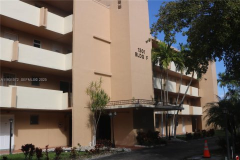 Copropriété à vendre à Miami, Floride: 1 chambre, 83.43 m2 № 1990316 - photo 1