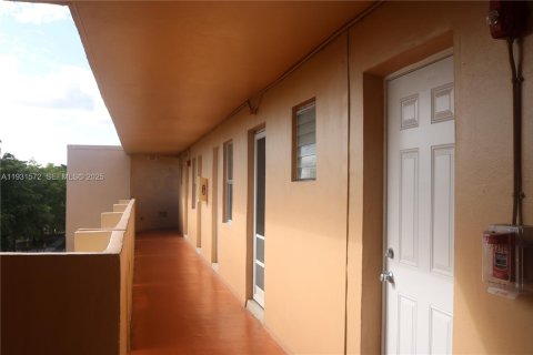 Copropriété à vendre à Miami, Floride: 1 chambre, 83.43 m2 № 1990316 - photo 4