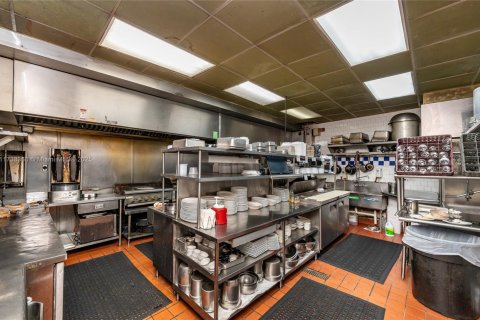 Commercial property in Miami, Florida № 1790125 - photo 13