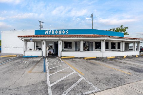 Commercial property in Miami, Florida № 1790125 - photo 1