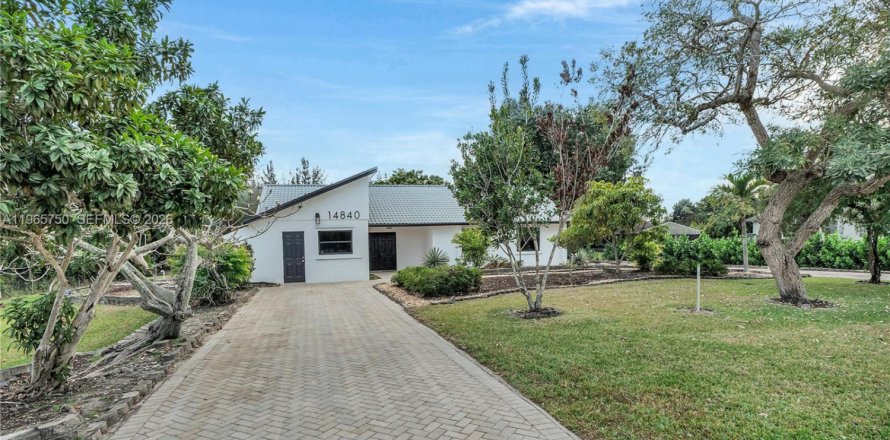 House in Davie, Florida 4 bedrooms, 297.75 sq.m. № 2027516