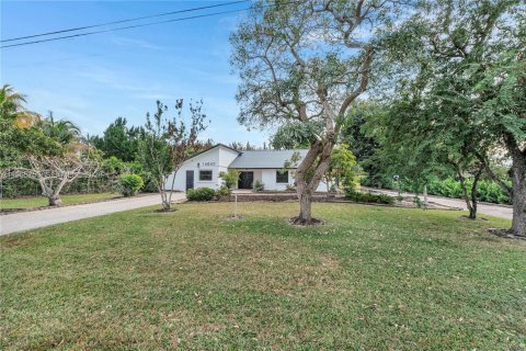 House in Davie, Florida 4 bedrooms, 297.75 sq.m. № 2027516 - photo 2