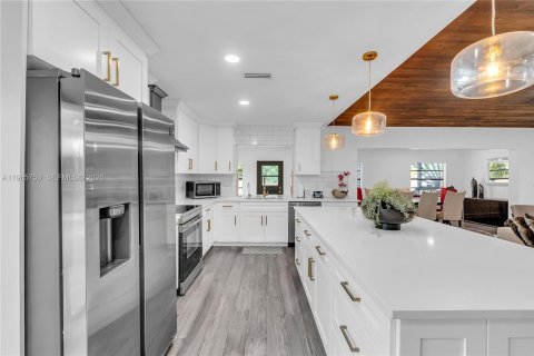 House in Davie, Florida 4 bedrooms, 297.75 sq.m. № 2027516 - photo 6