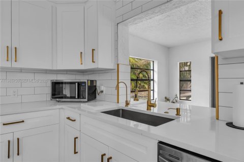 House in Davie, Florida 4 bedrooms, 297.75 sq.m. № 2027516 - photo 5