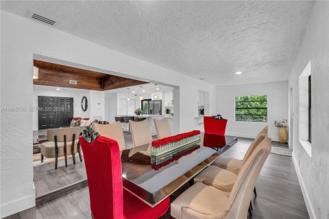 House in Davie, Florida 4 bedrooms, 297.75 sq.m. № 2027516 - photo 10