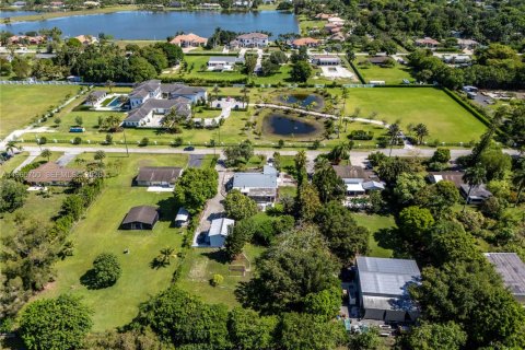 House in Davie, Florida 4 bedrooms, 297.75 sq.m. № 2027516 - photo 19