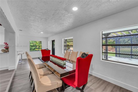 House in Davie, Florida 4 bedrooms, 297.75 sq.m. № 2027516 - photo 12