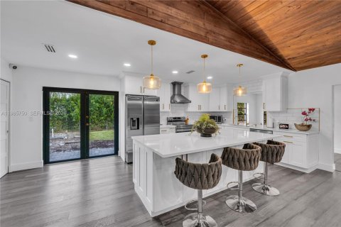 House in Davie, Florida 4 bedrooms, 297.75 sq.m. № 2027516 - photo 8