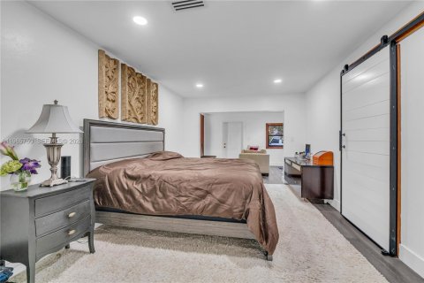 House in Davie, Florida 4 bedrooms, 297.75 sq.m. № 2027516 - photo 15