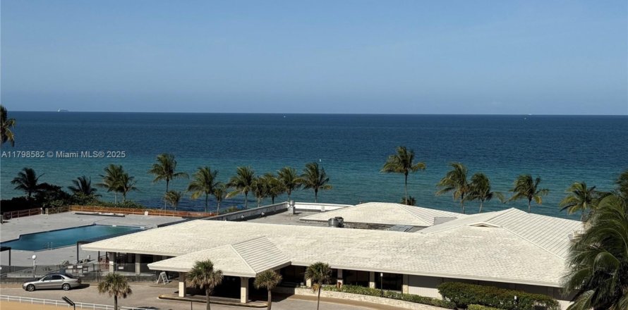 Condo in Hallandale Beach, Florida, 1 bedroom № 1864501