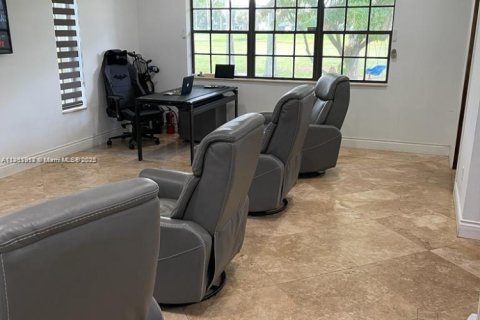 Купить виллу или дом в Хайалиа, Флорида 5 спален, 291.16м2, № 1957977 - фото 13