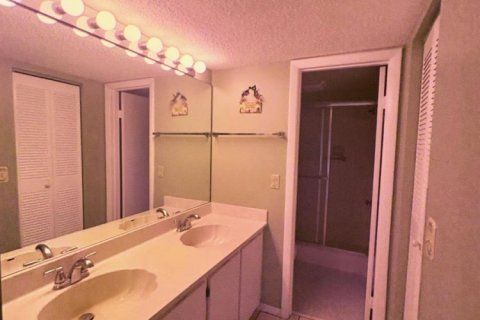 Condo in Lake Worth, Florida, 2 bedrooms  № 2245532 - photo 12