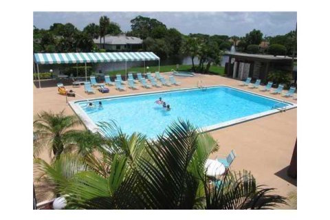 Condo in Lake Worth, Florida, 2 bedrooms  № 2245532 - photo 18