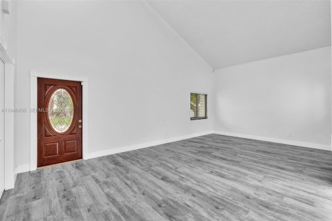 Casa en venta en Hialeah, Florida, 4 dormitorios, 249.91 m2 № 2002895 - foto 15