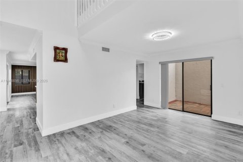 Casa en venta en Hialeah, Florida, 4 dormitorios, 249.91 m2 № 2002895 - foto 23