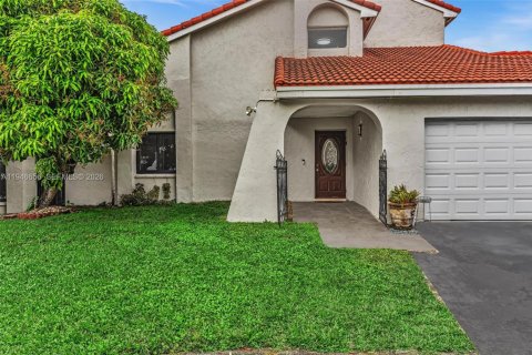 Casa en venta en Hialeah, Florida, 4 dormitorios, 249.91 m2 № 2002895 - foto 10