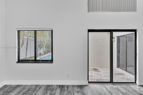 Casa en venta en Hialeah, Florida, 4 dormitorios, 249.91 m2 № 2002895 - foto 20