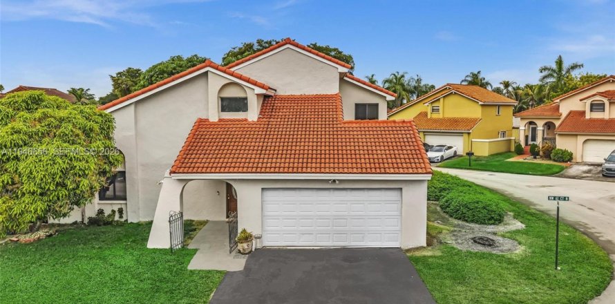 Casa en Hialeah, Florida 4 dormitorios, 249.91 m2 № 2002895