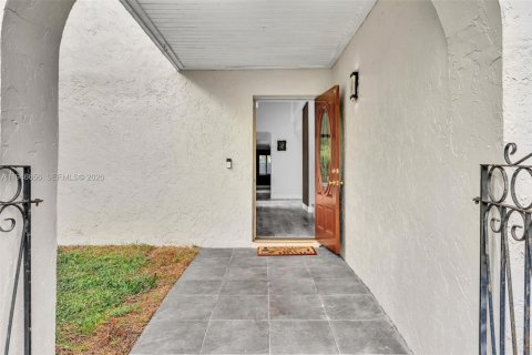 Casa en venta en Hialeah, Florida, 4 dormitorios, 249.91 m2 № 2002895 - foto 11