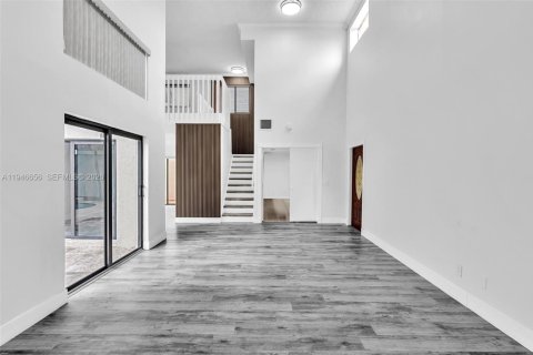 Casa en venta en Hialeah, Florida, 4 dormitorios, 249.91 m2 № 2002895 - foto 17