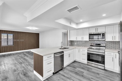 Casa en venta en Hialeah, Florida, 4 dormitorios, 249.91 m2 № 2002895 - foto 29