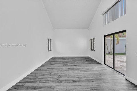 Casa en venta en Hialeah, Florida, 4 dormitorios, 249.91 m2 № 2002895 - foto 16