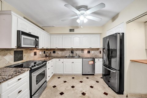 Condo in Hollywood, Florida, 2 bedrooms № 2173927 - photo 13