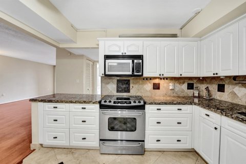 Condo in Hollywood, Florida, 2 bedrooms № 2173927 - photo 19