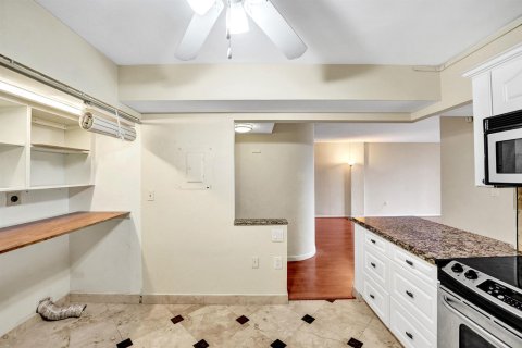 Condo in Hollywood, Florida, 2 bedrooms № 2173927 - photo 16