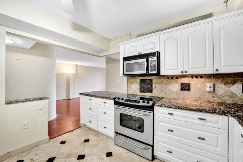 Condo in Hollywood, Florida, 2 bedrooms № 2173927 - photo 17
