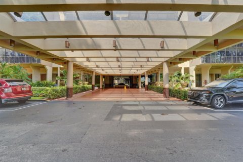 Condo in Hollywood, Florida, 2 bedrooms № 2173927 - photo 2