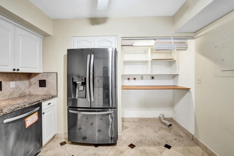 Condo in Hollywood, Florida, 2 bedrooms № 2173927 - photo 14