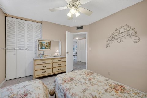 Condo in Lauderdale Lakes, Florida, 2 bedrooms  № 2014066 - photo 24