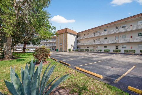 Condo in Lauderdale Lakes, Florida, 2 bedrooms  № 2014066 - photo 27