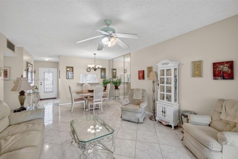 Condo in Lauderdale Lakes, Florida, 2 bedrooms  № 2014066 - photo 11