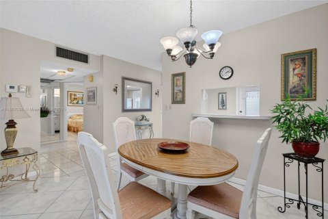 Condo in Lauderdale Lakes, Florida, 2 bedrooms  № 2014066 - photo 2