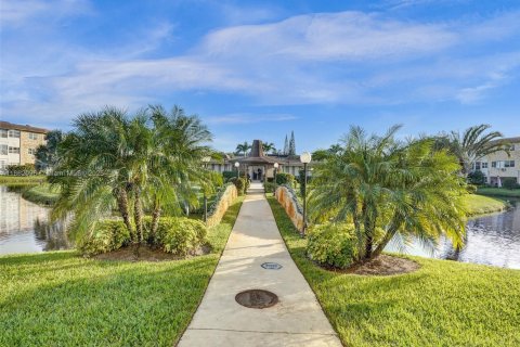 Condo in Lauderdale Lakes, Florida, 2 bedrooms  № 2014066 - photo 30