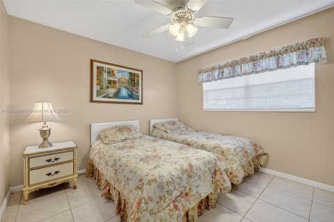 Condo in Lauderdale Lakes, Florida, 2 bedrooms  № 2014066 - photo 22