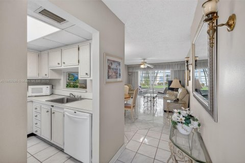 Condo in Lauderdale Lakes, Florida, 2 bedrooms  № 2014066 - photo 16