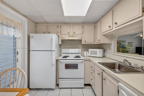 Condo in Lauderdale Lakes, Florida, 2 bedrooms  № 2014066 - photo 13